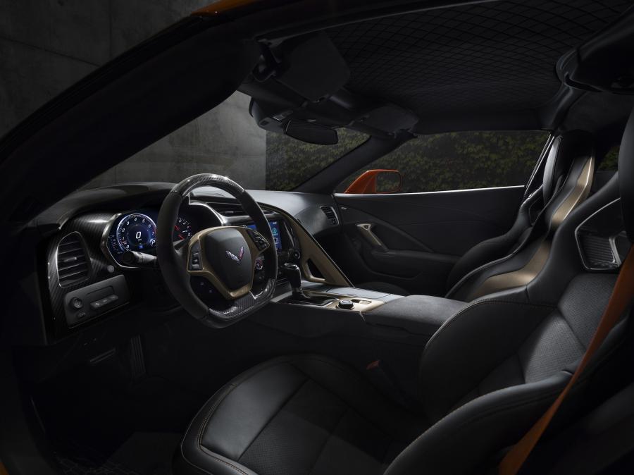 Интерьер Chevrolet Corvette ZR1 (C7) 2018 года  (фото 3 из 67)